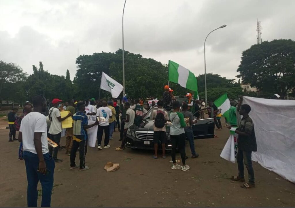 Police Use Tear Gas on Journalists, Protesters at Berger Roundabout in Abuja