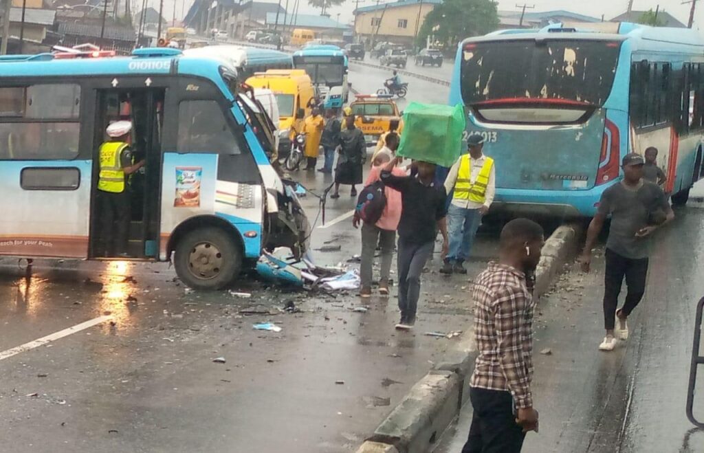 Again, Many Injured As Fully Loaded BRT Bus Falls in Lagos