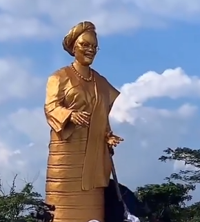 Ooni Honours Remi Tinubu With Golden Statue